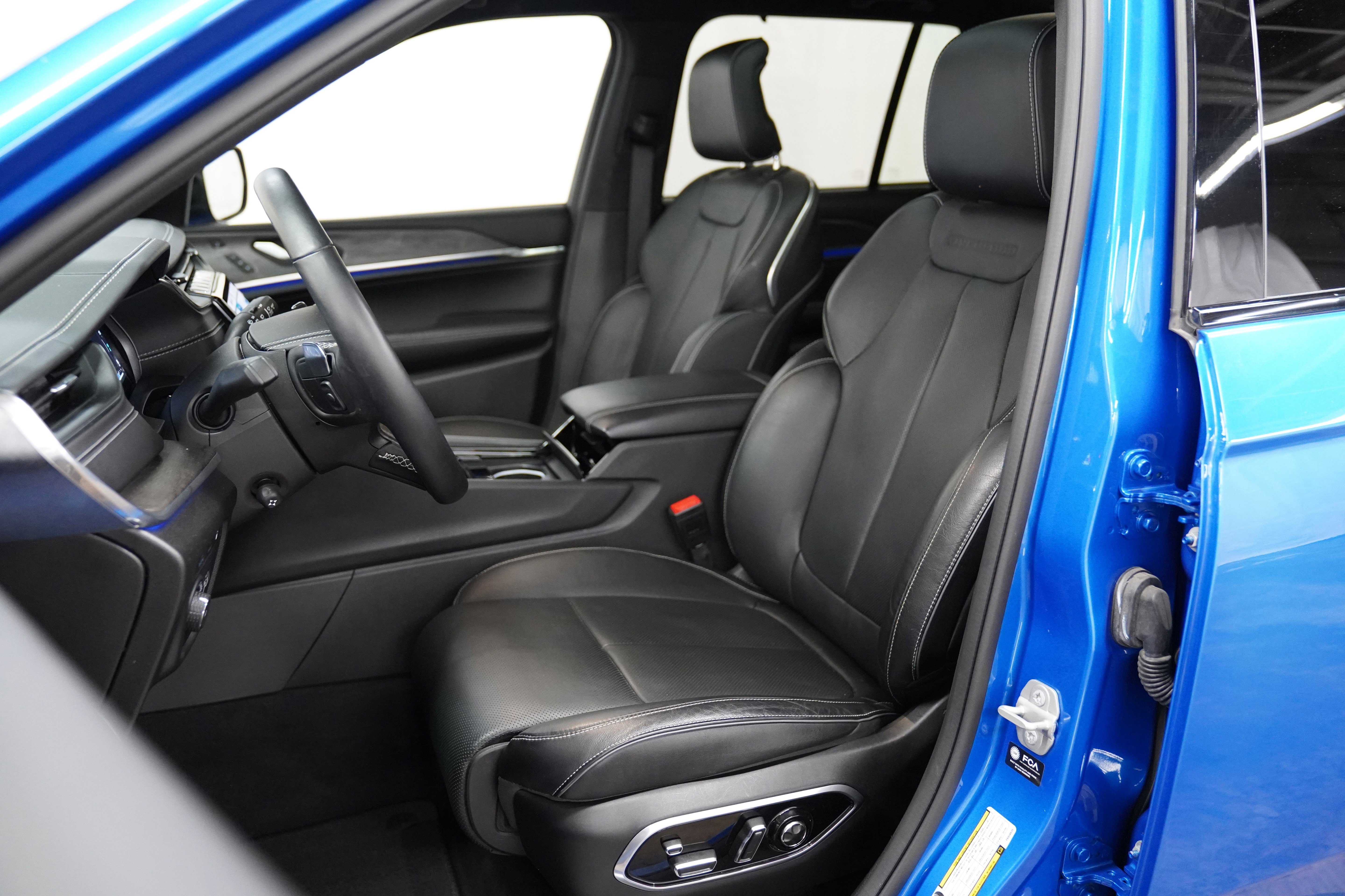 Used 2023 Jeep Grand Cherokee Overland w/ Advanced Protech Group III image 4