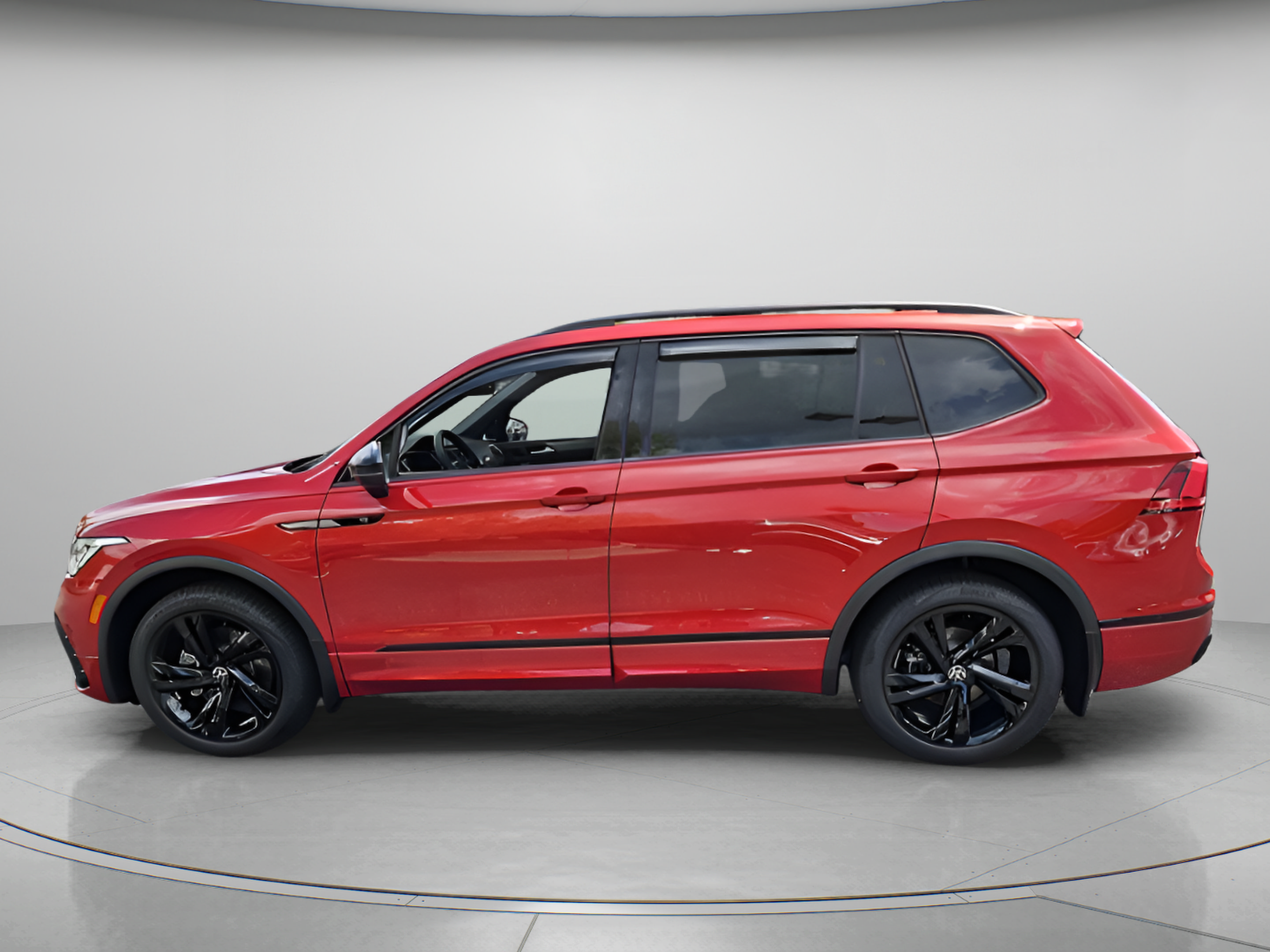 Used 2024 Volkswagen Tiguan SE R-Line FWD image 2