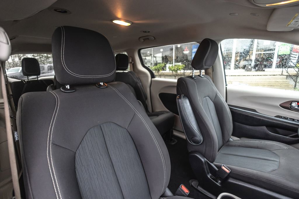 Used 2020 Chrysler Voyager L FWD image 30