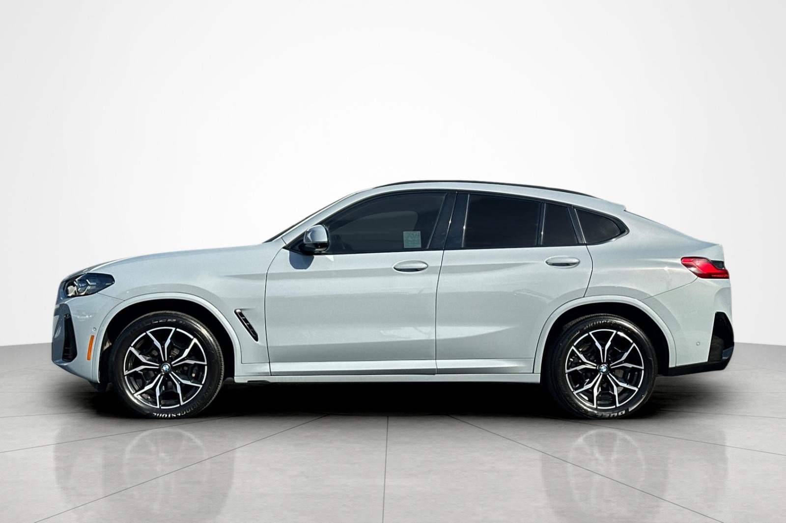 Used 2024 BMW X4 xDrive30i w/ Premium Package AWD/4WD image 2
