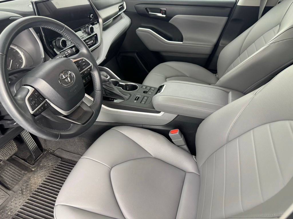 Used 2023 Toyota Highlander XLE AWD/4WD image 12