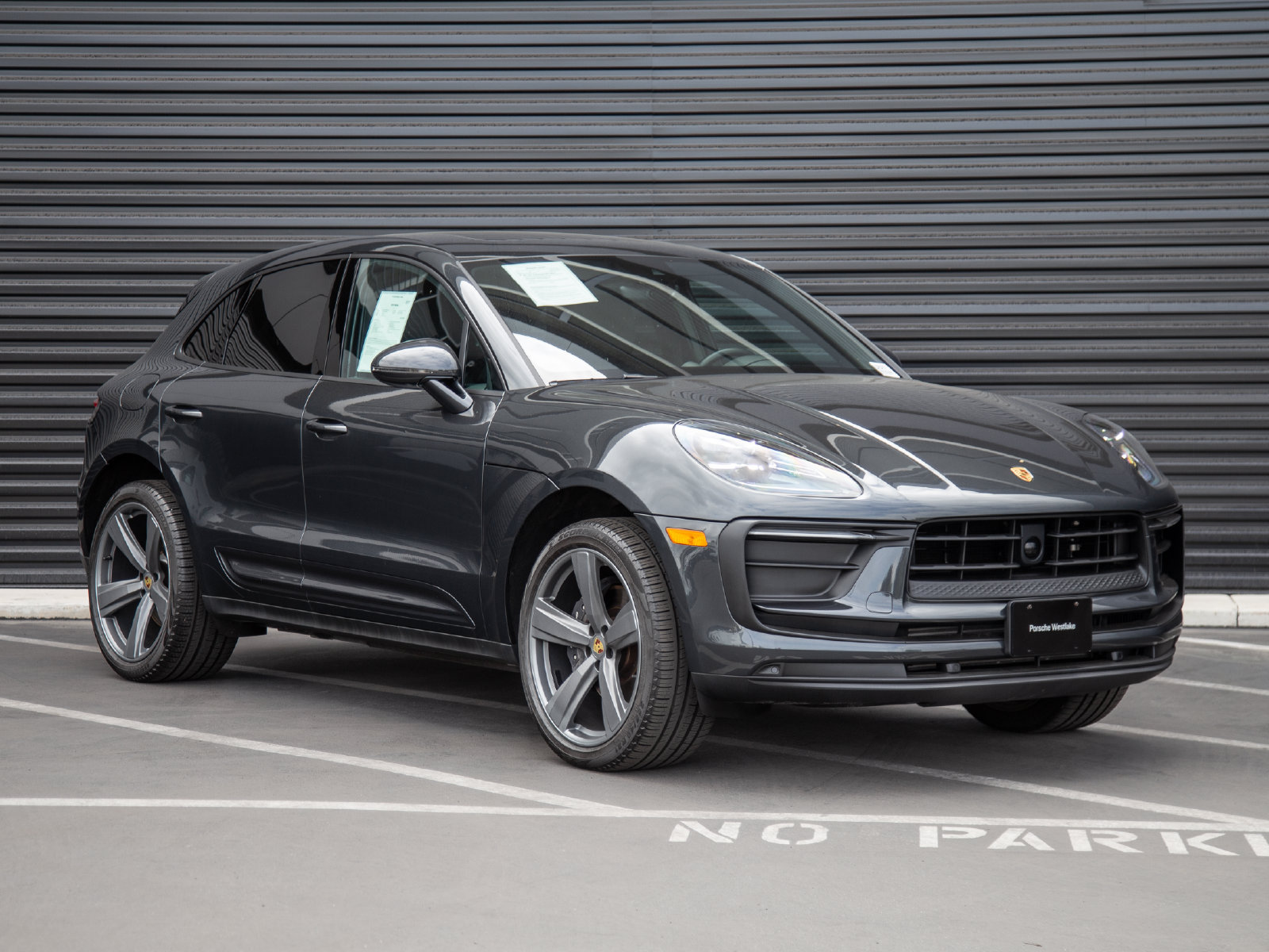 Certified 2024 Porsche Macan AWD/4WD image 9