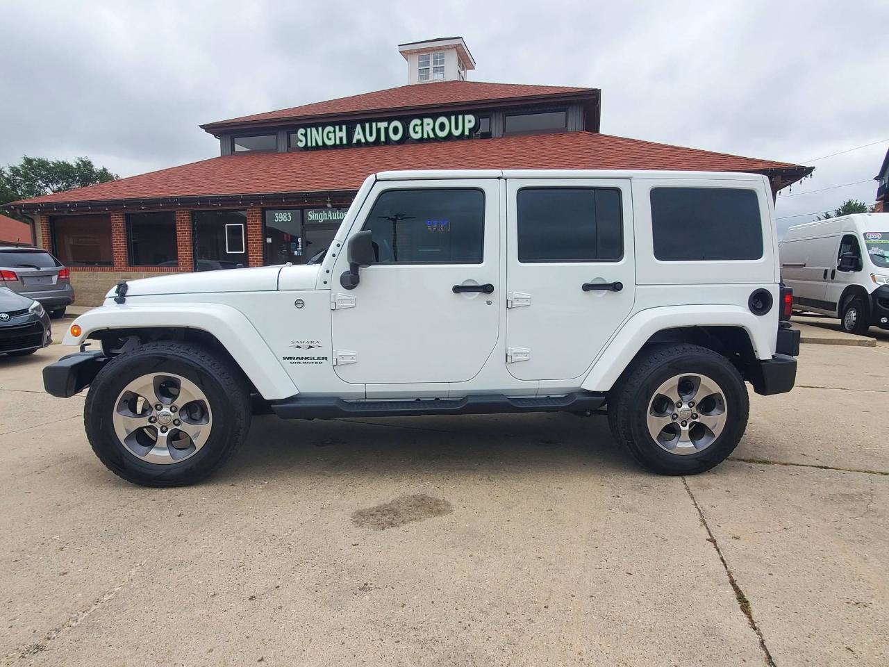 Used 2016 Jeep Wrangler Unlimited Sahara w/ Connectivity Group AWD/4WD image 4