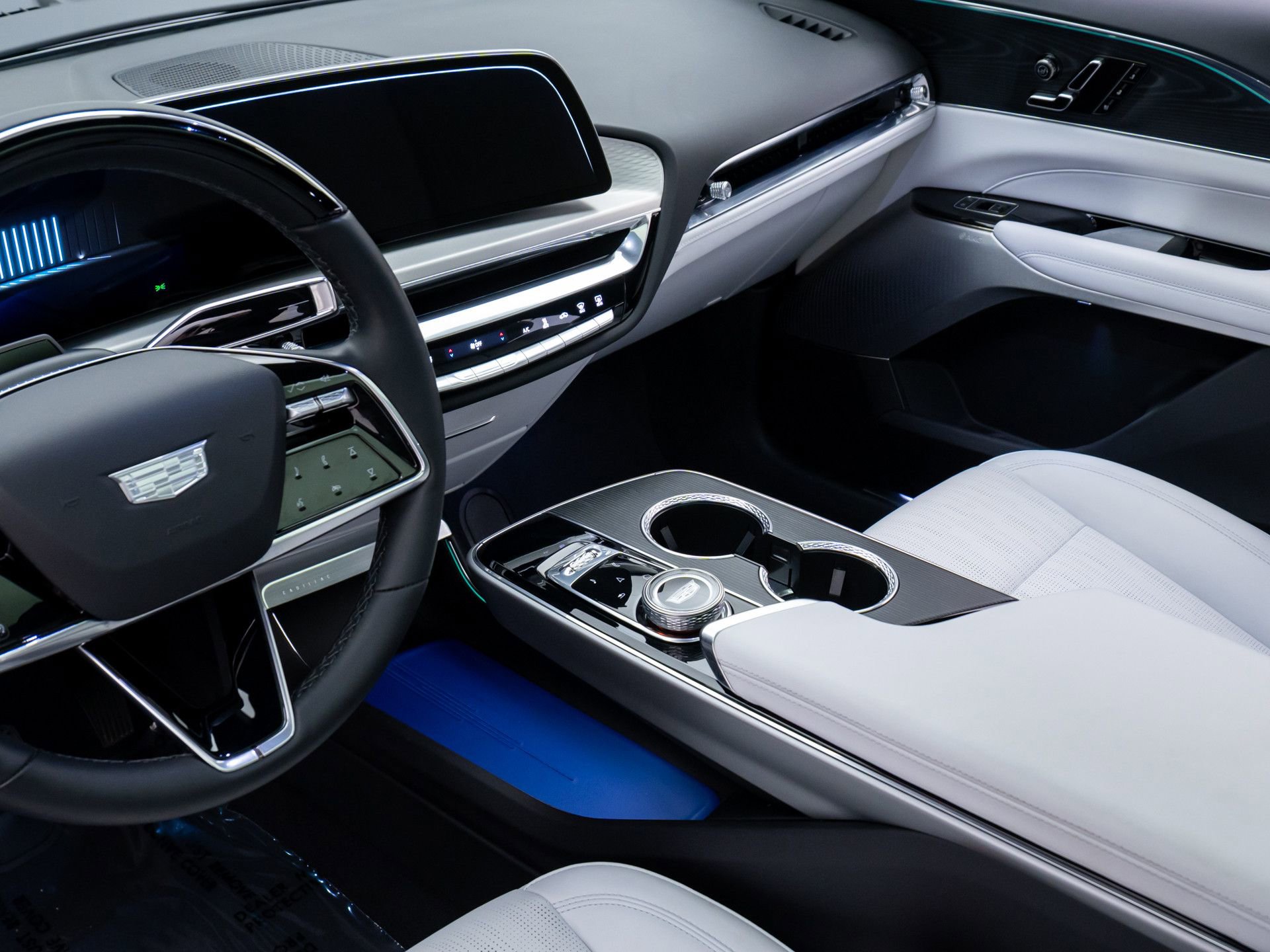 Used 2024 Cadillac Lyriq Sport image 13