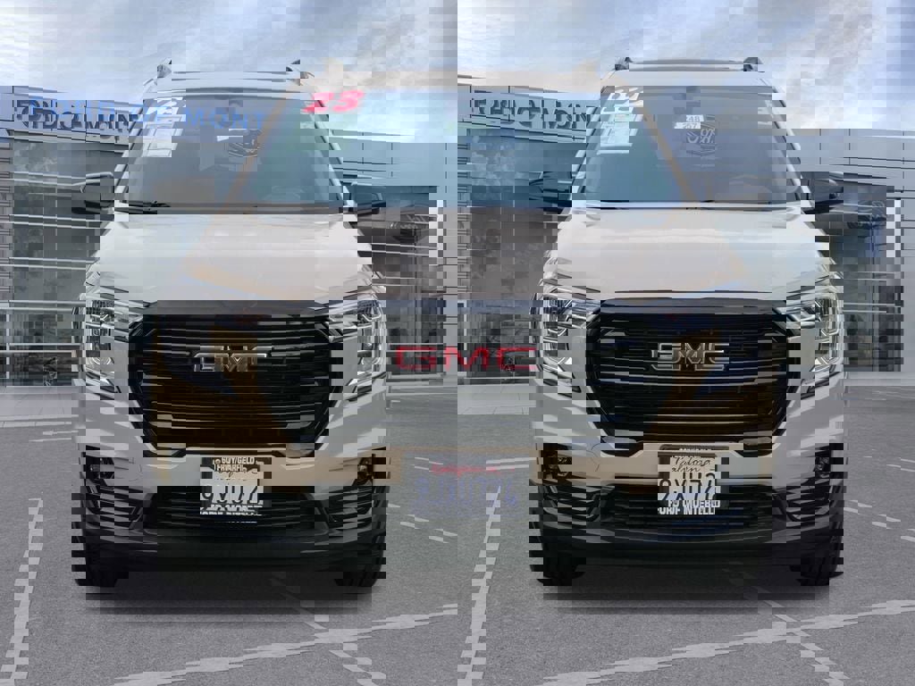 Used 2023 GMC Terrain SLT w/ Elevation Edition image 9