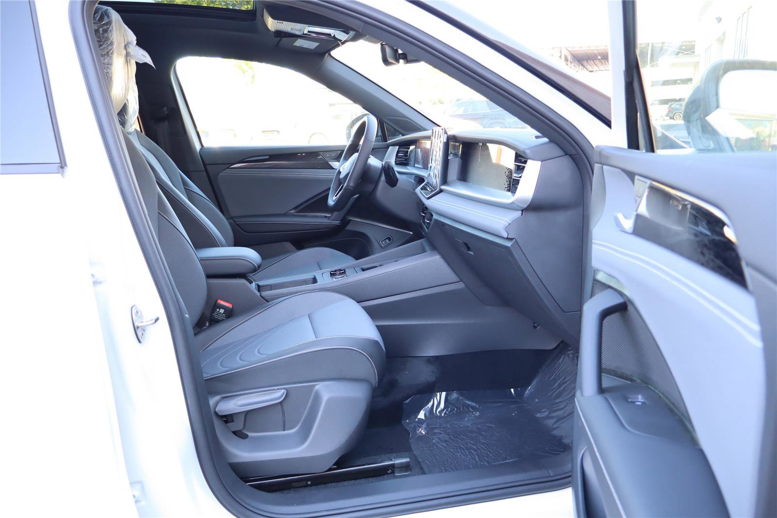 New 2026 Volkswagen Tiguan SE R-Line FWD image 26