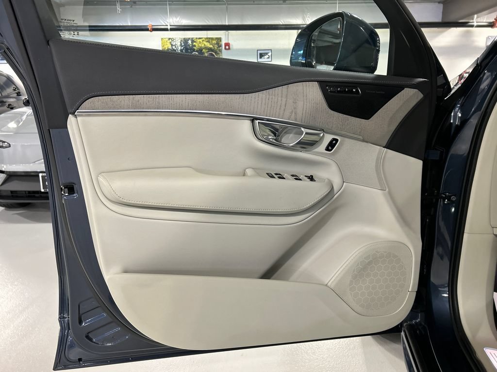 Certified 2025 Volvo XC90 T8 Ultra w/ Protection Package Premier AWD/4WD image 9