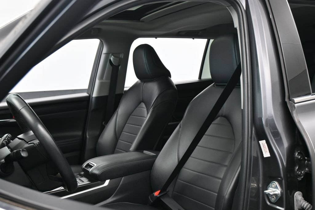 Used 2022 Toyota Highlander XLE AWD/4WD image 10