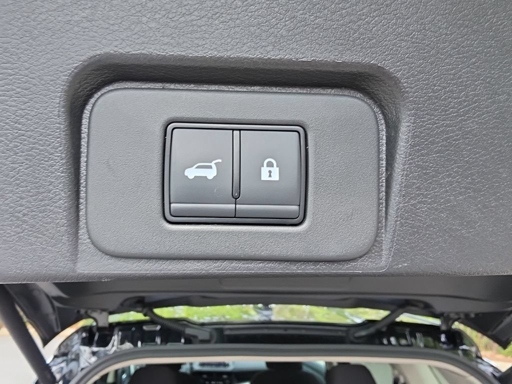 Certified 2025 Nissan Rogue SV FWD image 34