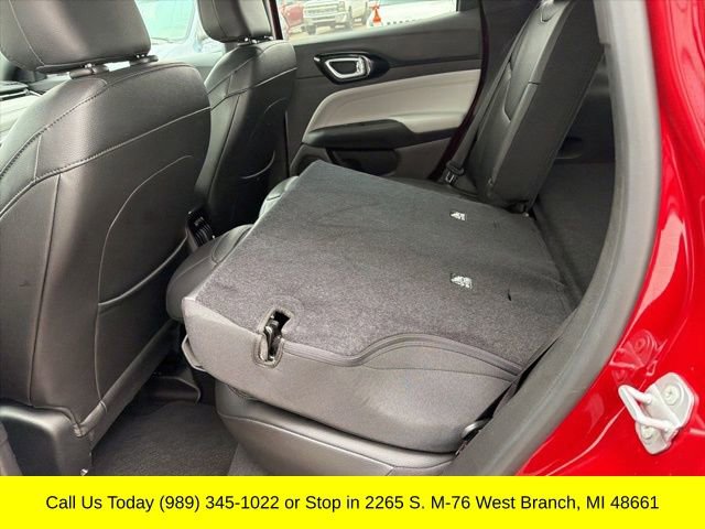 Used 2025 Jeep Compass Limited image 30