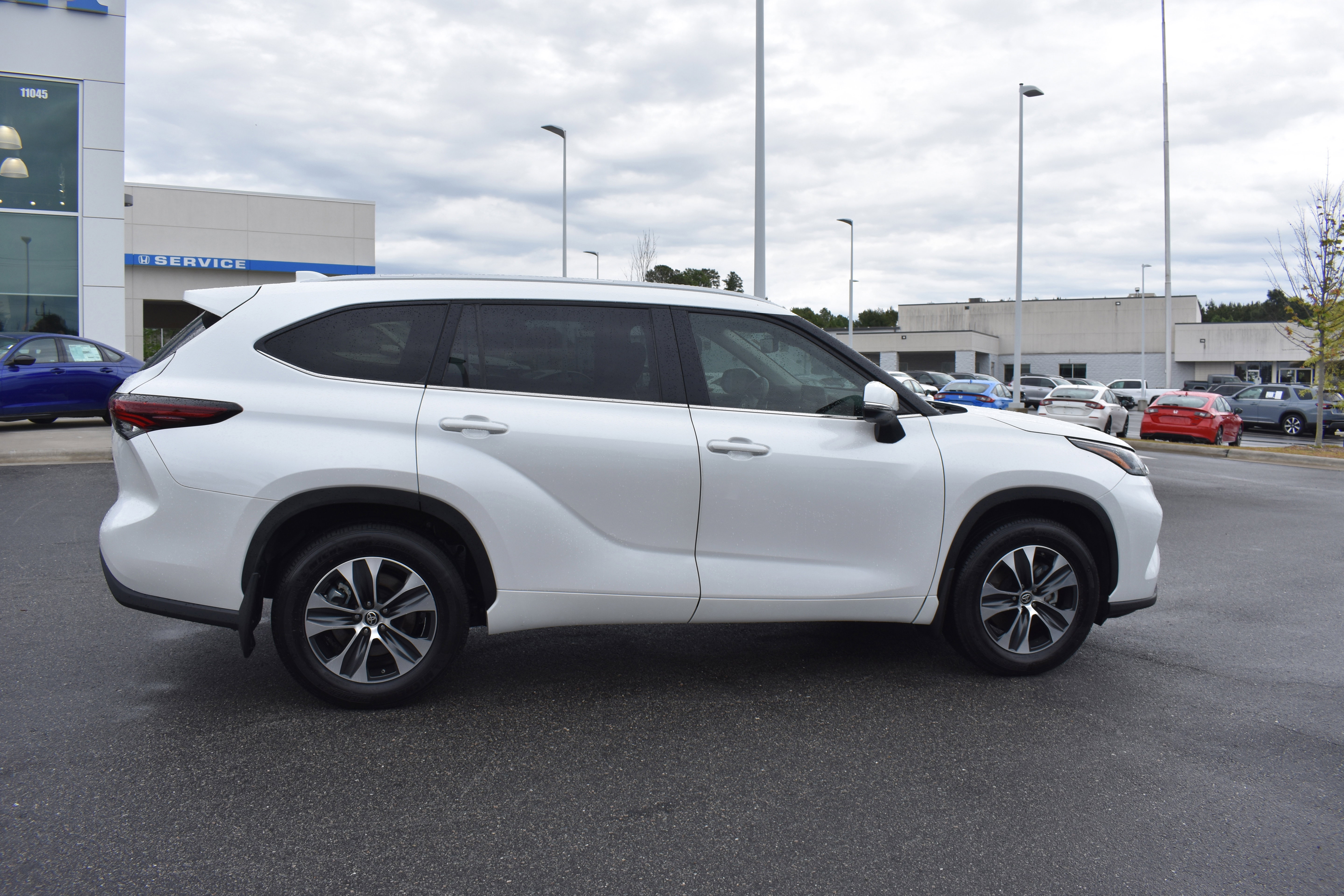 Used 2025 Toyota Highlander XLE FWD image 9