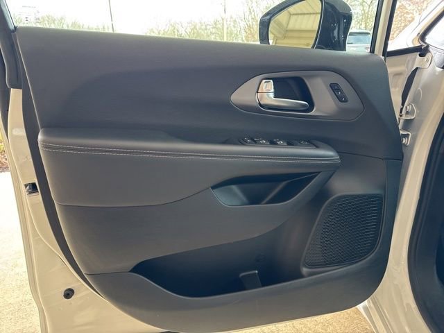 Used 2025 Chrysler Pacifica Select image 9