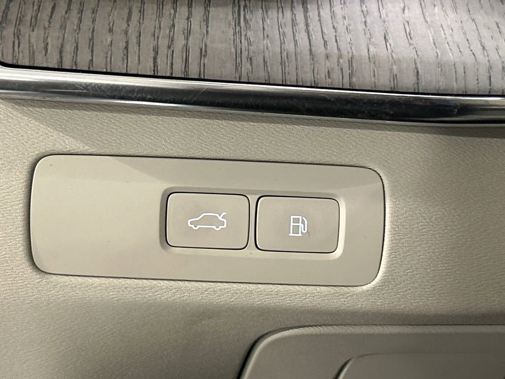 Certified 2025 Volvo XC90 T8 Ultra AWD/4WD image 21