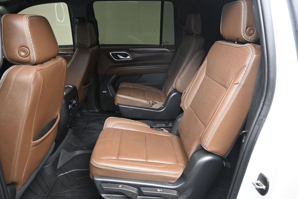Used 2023 Chevrolet Suburban High Country w/ Premium Package 2 AWD/4WD image 31