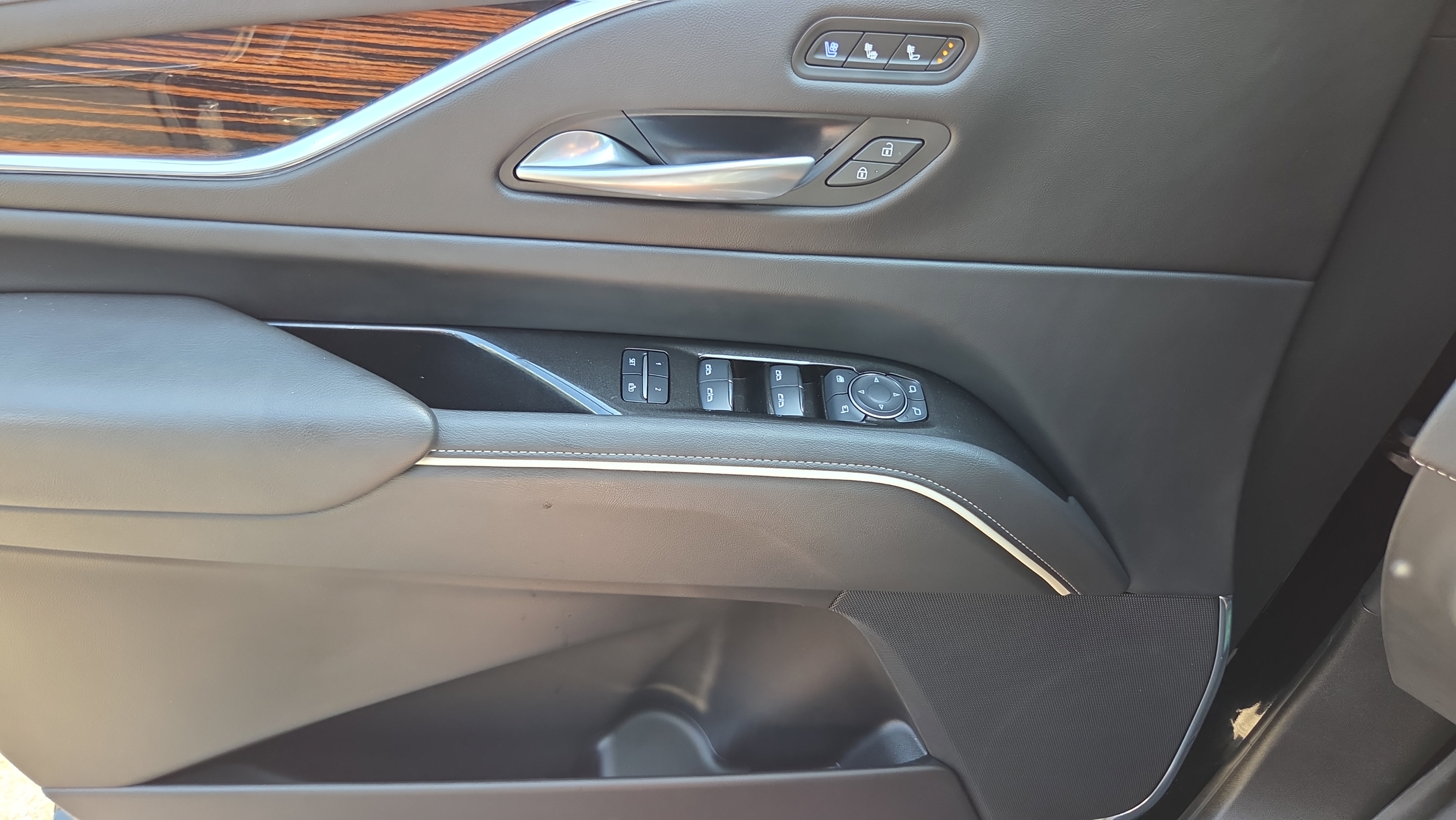 Used 2024 Cadillac Escalade Premium Luxury w/ Performance Package AWD/4WD image 30