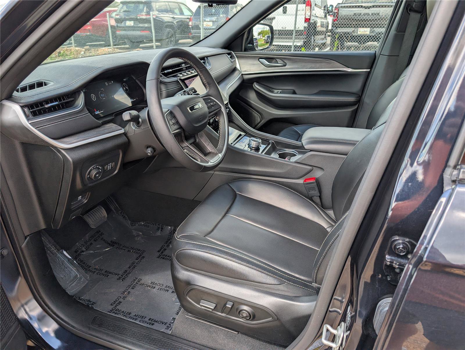 Used 2024 Jeep Grand Cherokee Limited w/ Luxury Tech Group II image 15