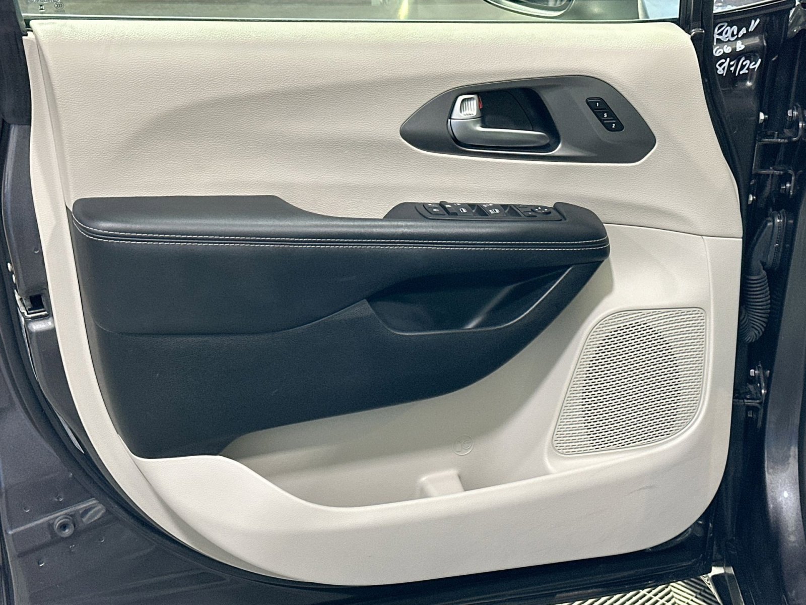 Used 2023 Chrysler Pacifica Touring-L image 15