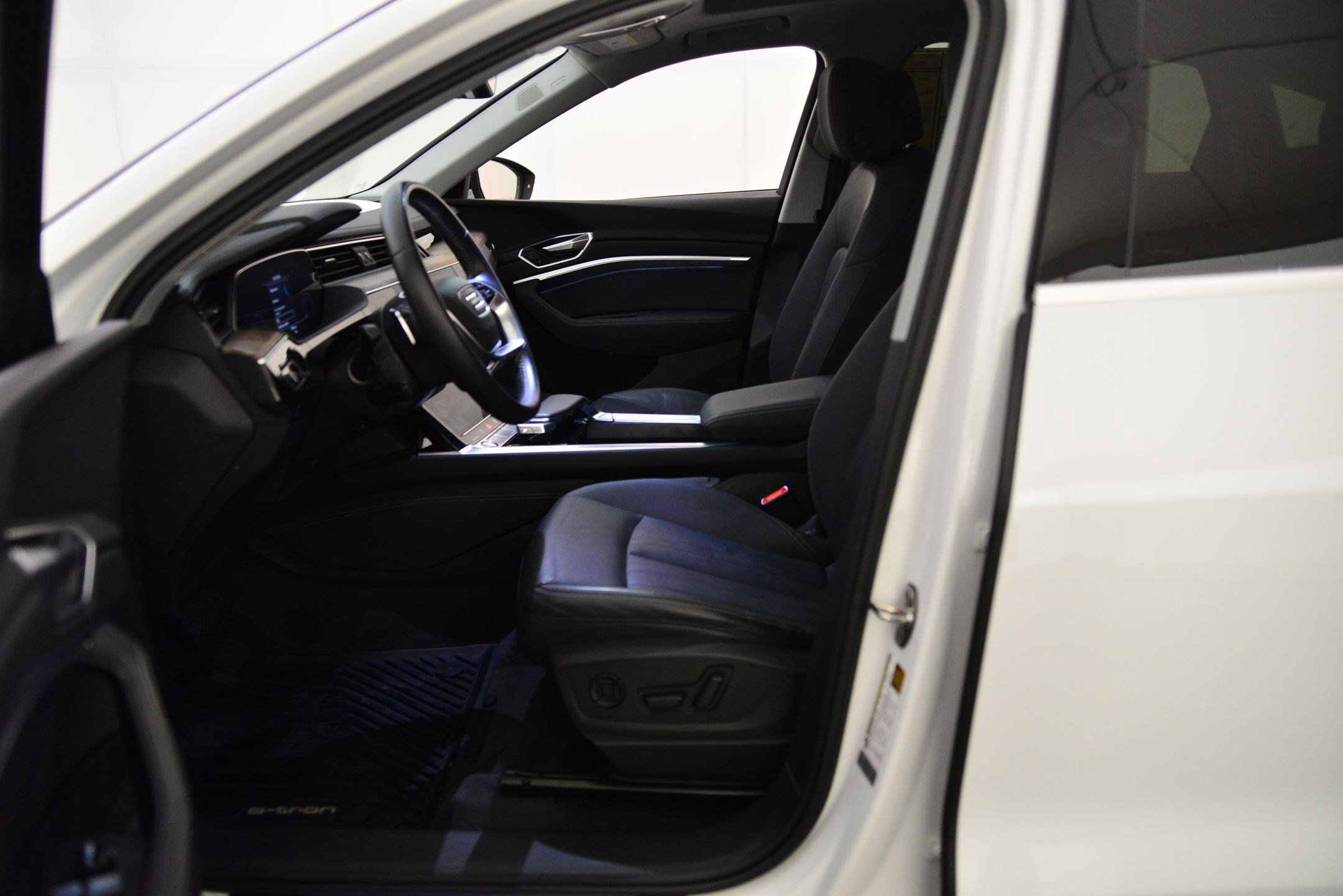 Used 2020 Audi e-tron Premium Plus image 4