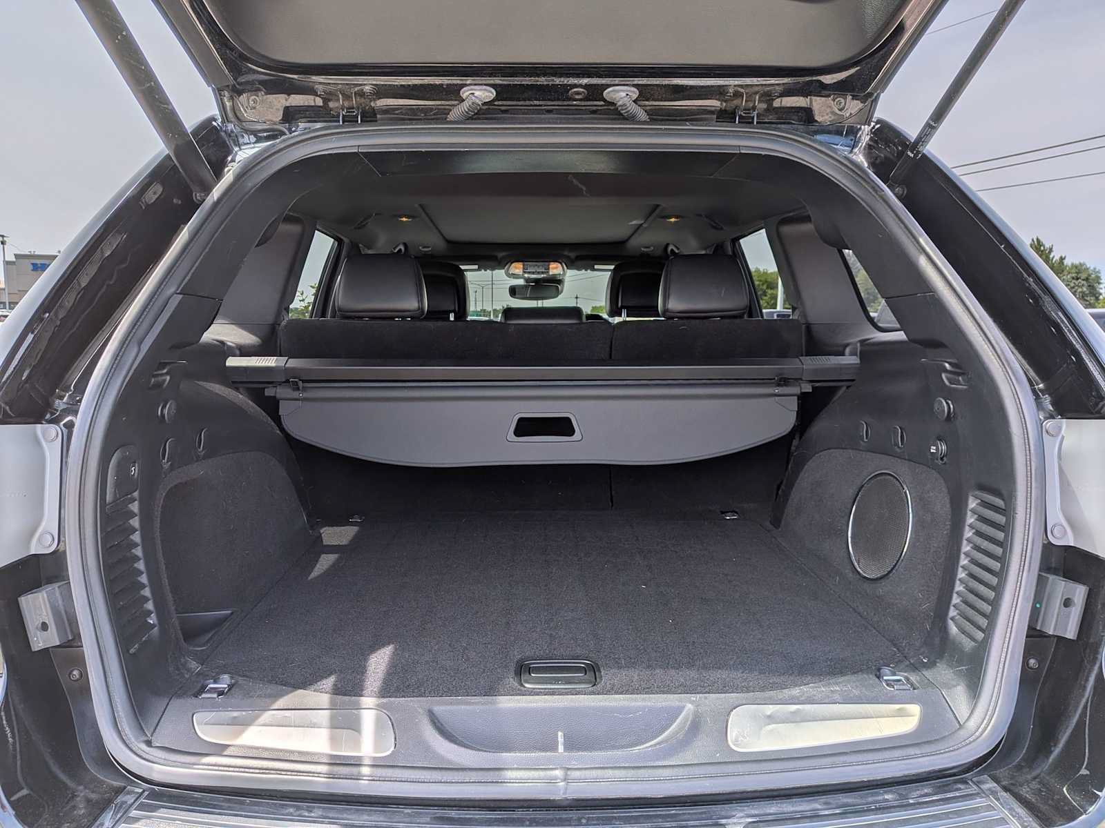 Used 2019 Jeep Grand Cherokee Overland AWD/4WD image 30