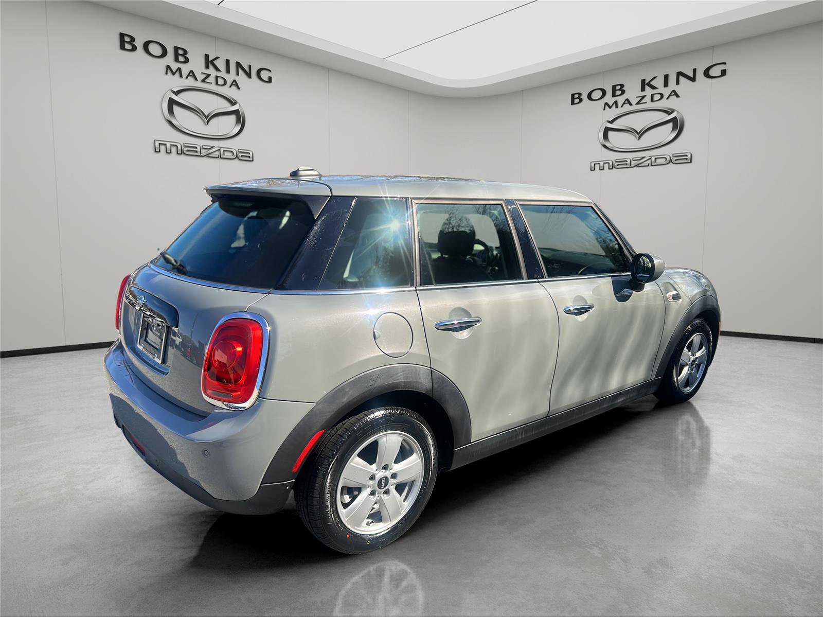 Used 2021 MINI Cooper 4-Door Hardtop image 5