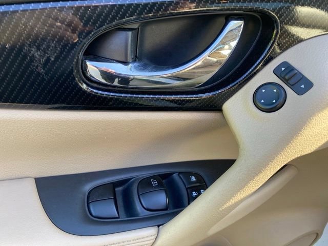 Used 2017 Nissan Rogue SL w/ SL Premium Package AWD/4WD image 16