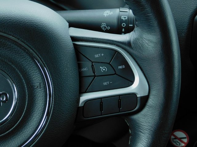 Used 2023 Jeep Renegade Latitude w/ Premium Group image 16