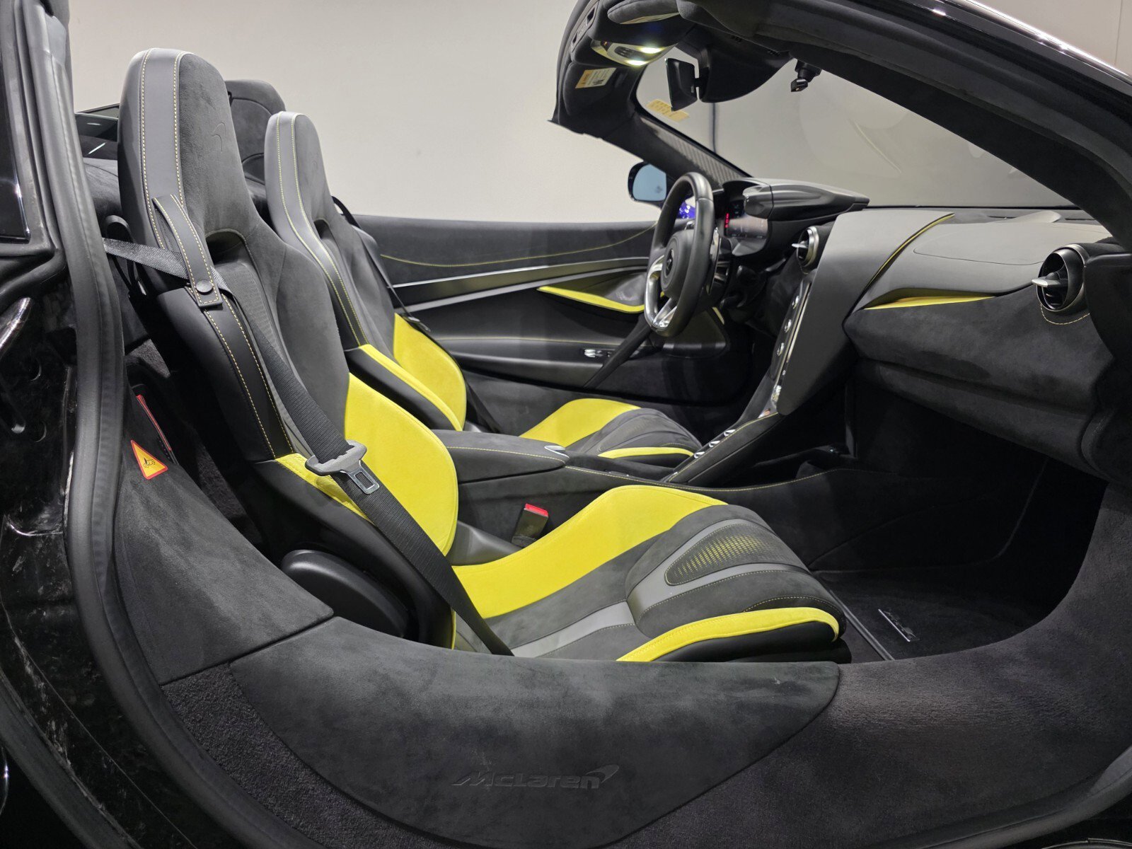 Used 2025 McLaren 750S Spider image 23