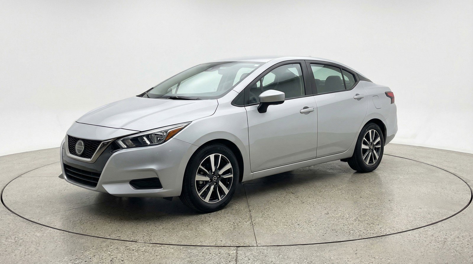 Used 2025 Nissan Versa SV image 3