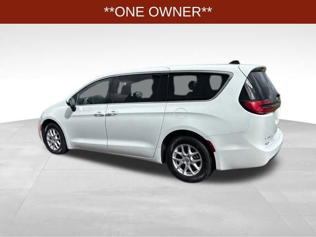 Used 2023 Chrysler Pacifica Touring FWD image 4