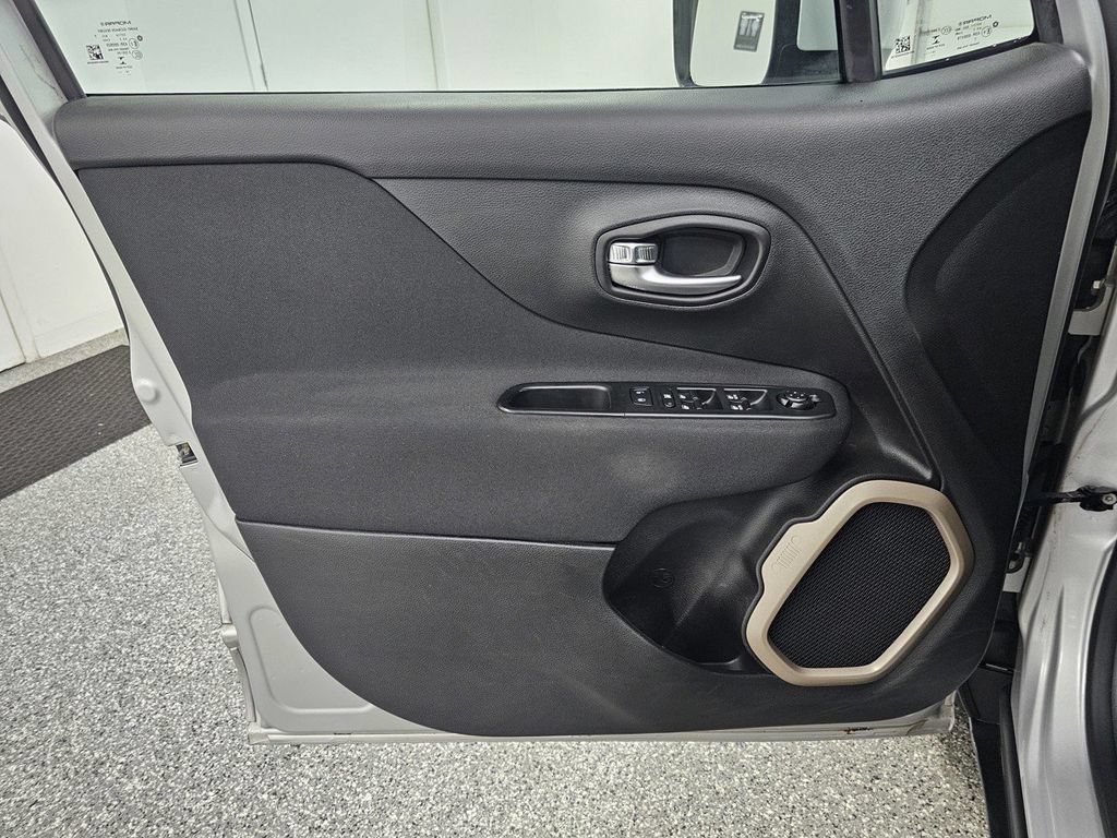 Used 2015 Jeep Renegade Latitude AWD/4WD image 14