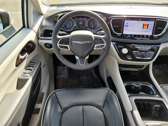 New 2024 Chrysler Pacifica Limited w/ Uconnect Theater Family Group image 14