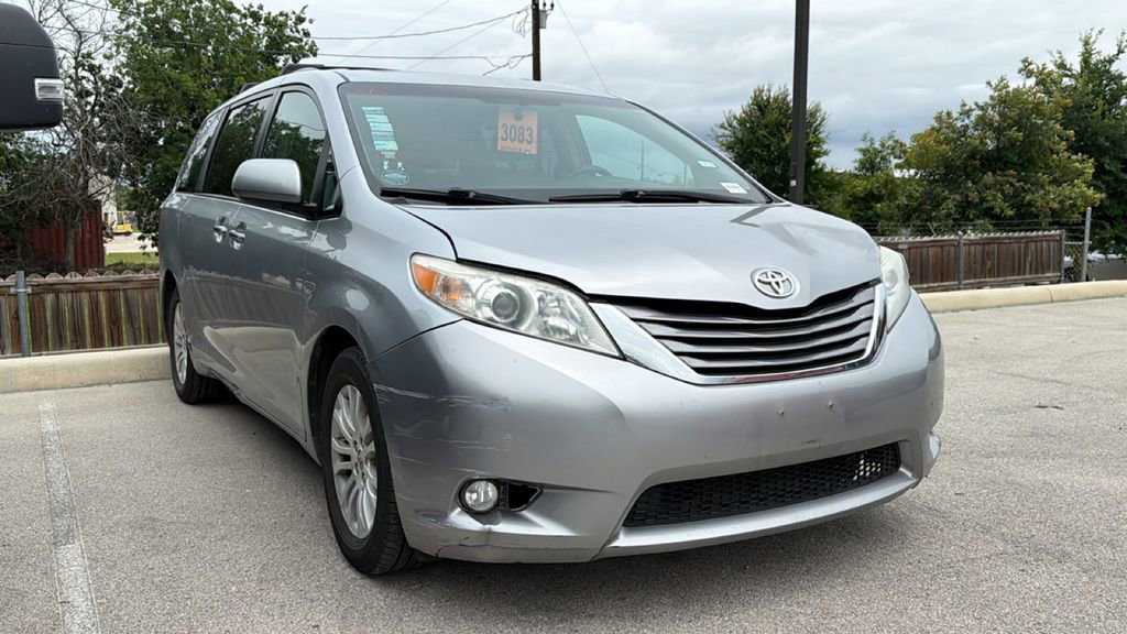 Used 2016 Toyota Sienna XLE FWD image 3