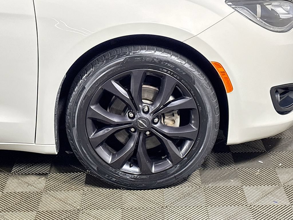 Used 2019 Chrysler Pacifica Touring-L FWD image 21