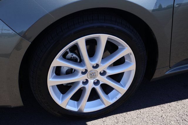 Used 2013 Toyota Avalon Limited w/ Technology Pkg FWD image 9