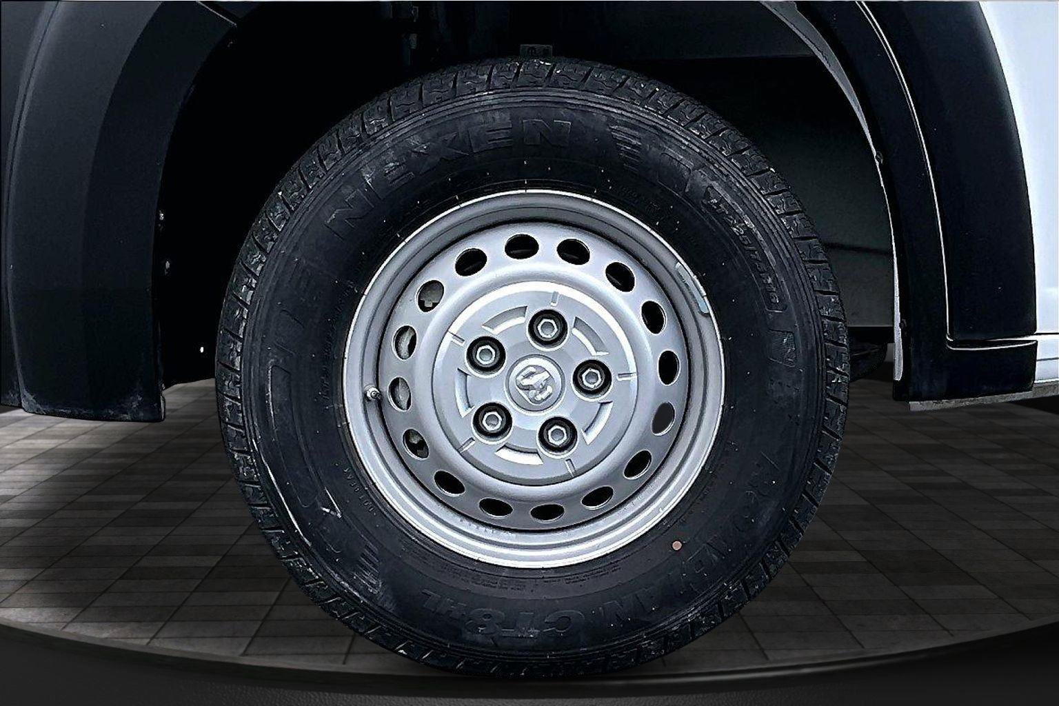 Used 2025 RAM ProMaster 2500 w/ Convenience Group FWD image 9