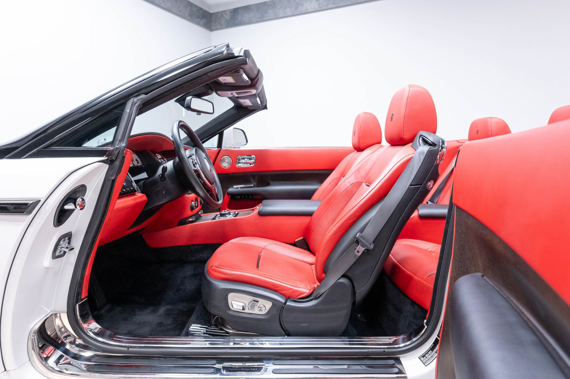 Used 2017 Rolls-Royce Dawn RWD image 16