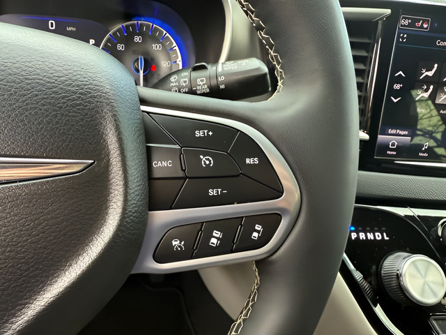 Used 2024 Chrysler Pacifica Touring-L FWD image 17
