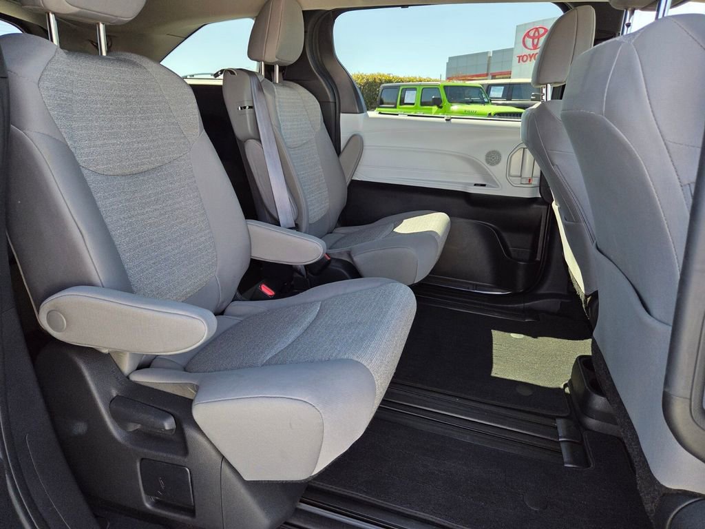 Used 2025 Toyota Sienna LE image 15