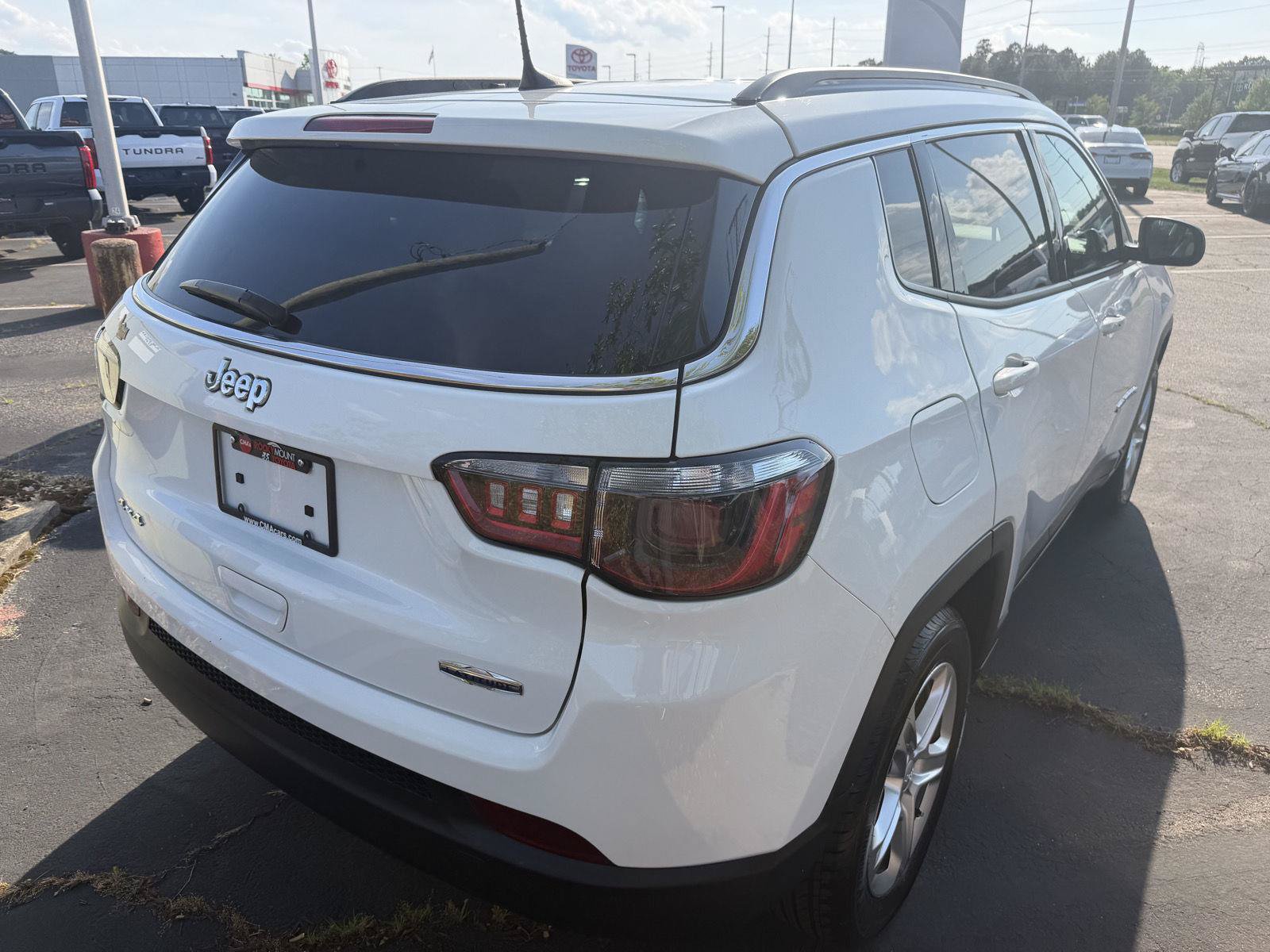 Used 2023 Jeep Compass Latitude AWD/4WD image 7