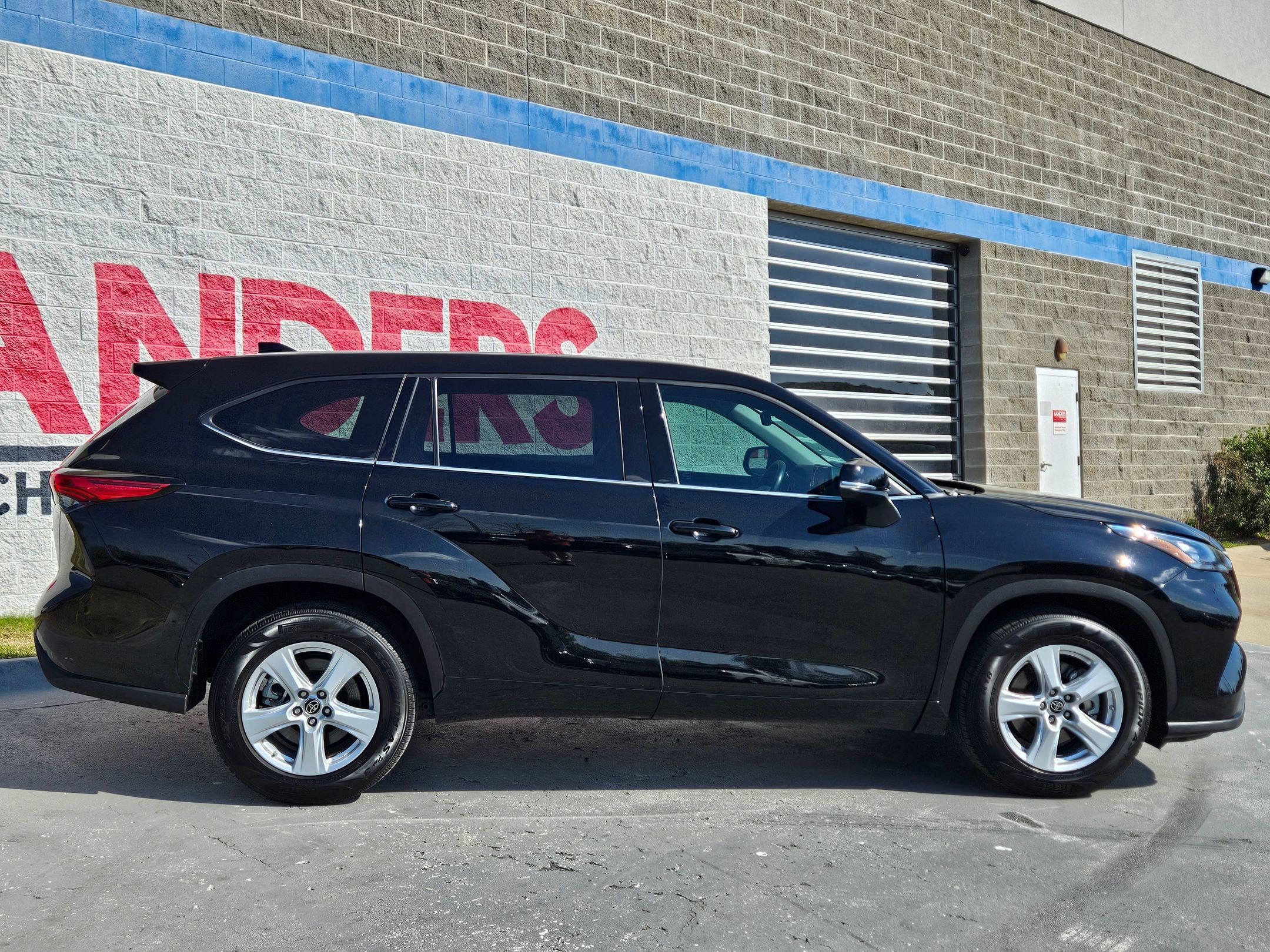 Used 2020 Toyota Highlander LE image 8