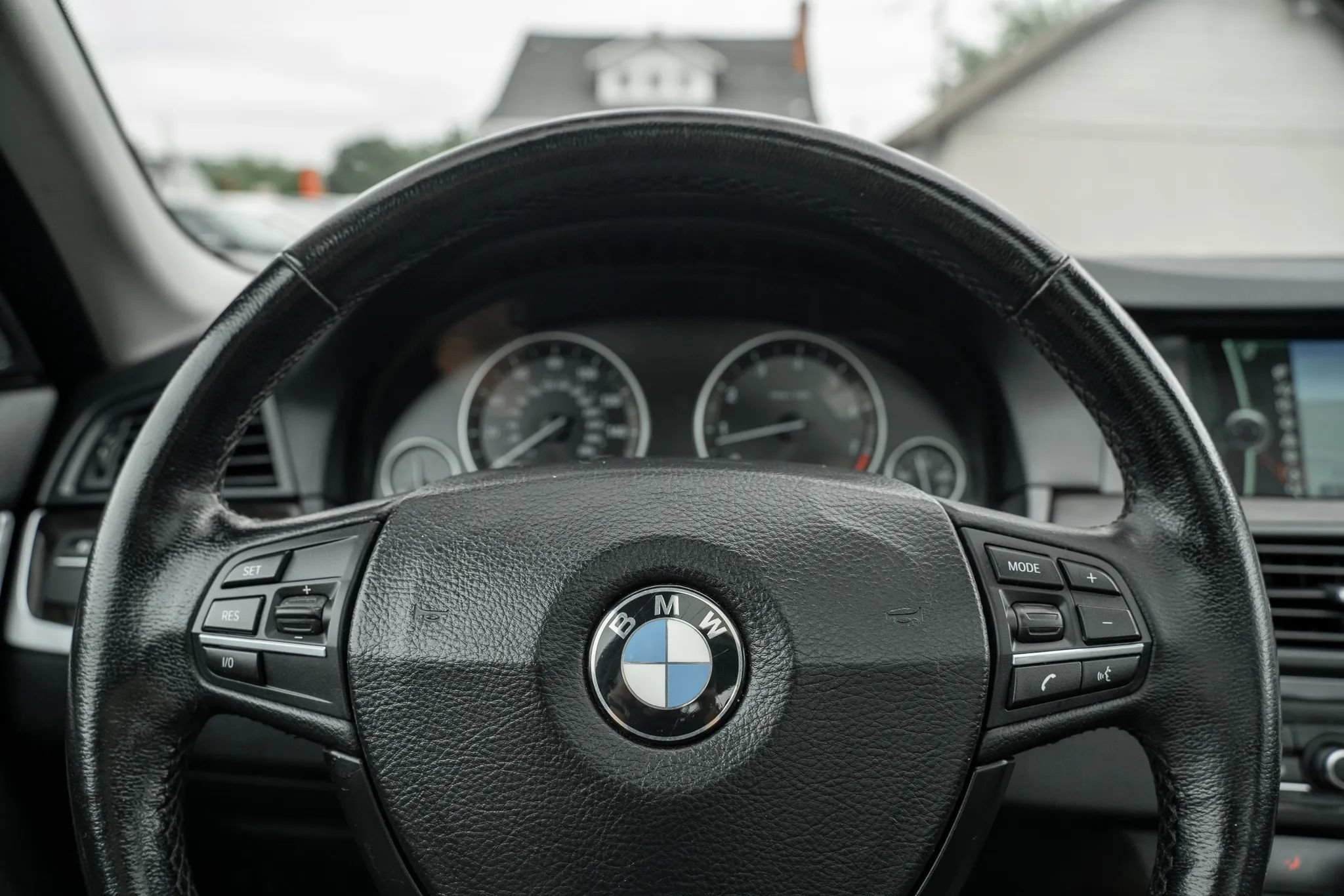 Used 2011 BMW 550i xDrive Sedan AWD/4WD image 23