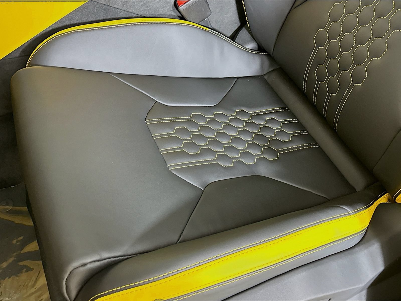 Used 2025 Lamborghini Urus SE AWD/4WD image 25