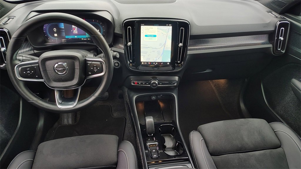 Used 2025 Volvo XC40 B5 Plus image 11