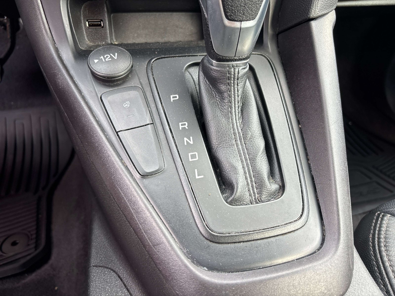 Used 2018 Ford Focus SE w/ SE Appearance Package FWD image 23