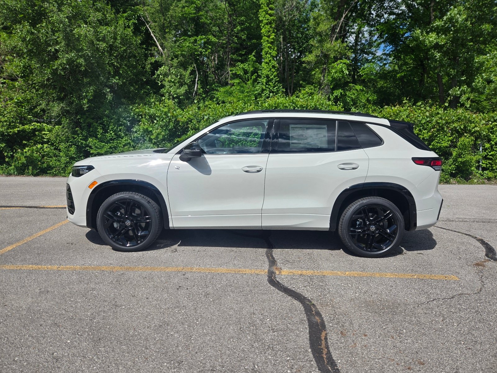 New 2026 Volkswagen Tiguan SE R-Line AWD/4WD image 2