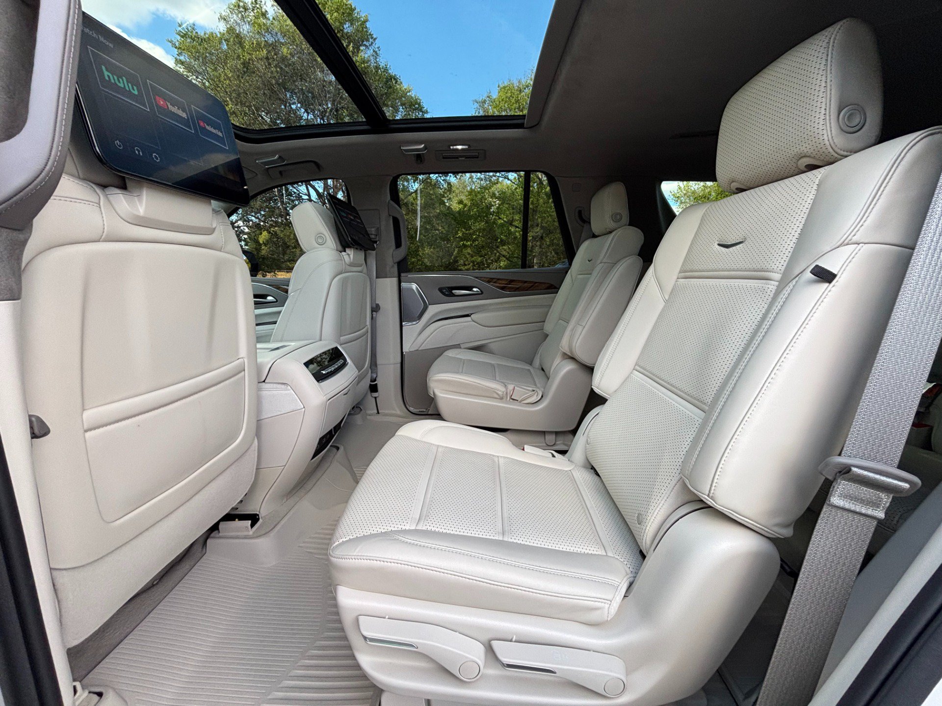 Used 2024 Cadillac Escalade Premium Luxury Platinum w/ LPO, Floor Liner Package AWD/4WD image 17