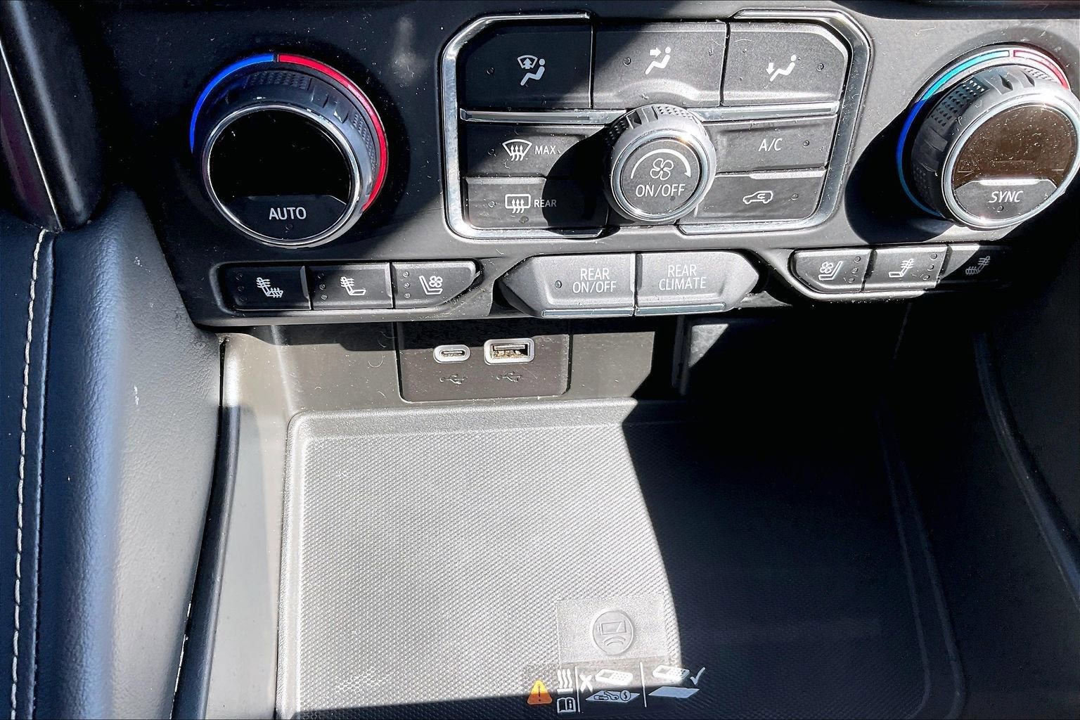 Used 2024 Chevrolet Tahoe Premier AWD/4WD image 16