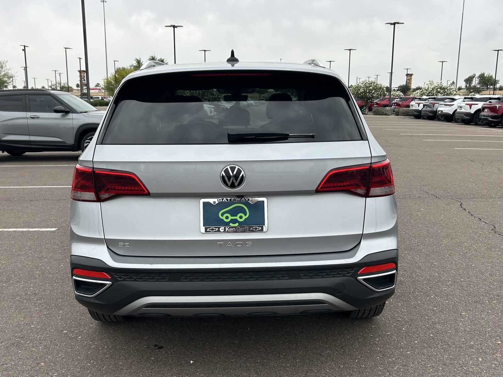 Used 2024 Volkswagen Taos SE image 4