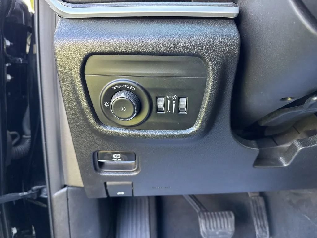 Used 2023 Jeep Grand Cherokee Limited AWD/4WD image 19