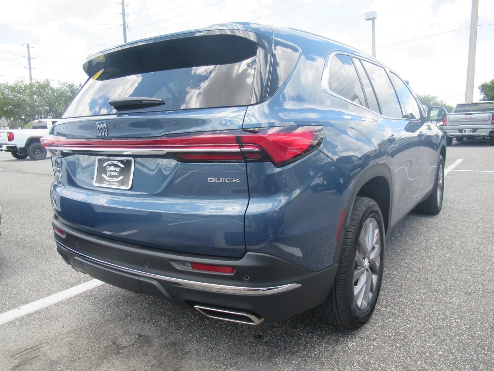 Used 2025 Buick Enclave Preferred AWD/4WD image 7